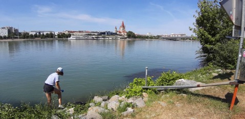 Sampling of the Danube surface water at the Danube Island near the Vienna RBF Transect - Photo by Julia Derx.jpeg